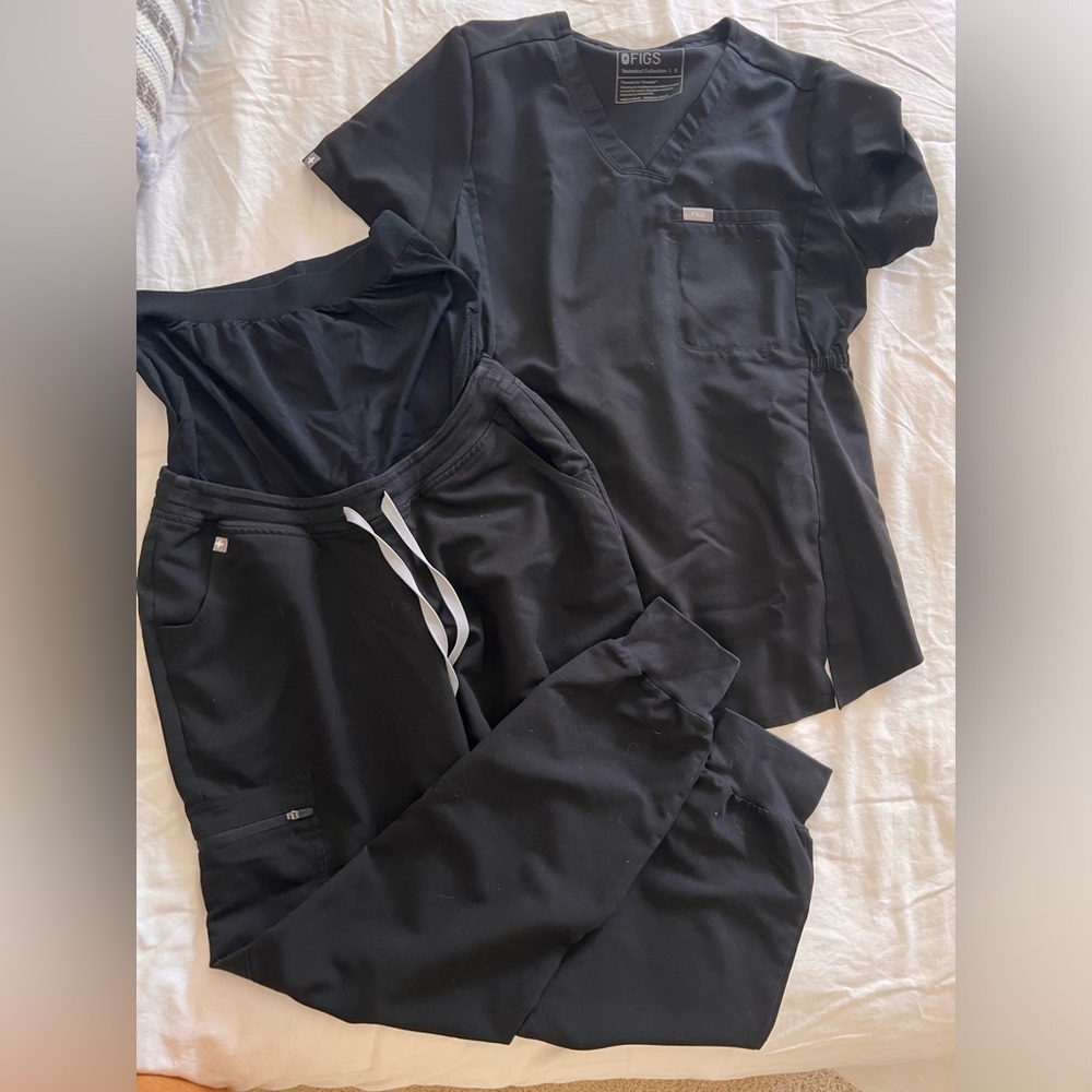 Figs MATERNITY Black Women's Scrub Set - Top & Jogger Pants